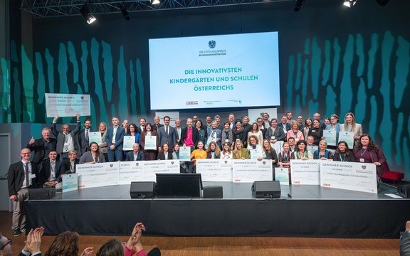 Gruppenfoto zur feierlichen Verleihung des ISB Stiftungspreises Bildungsinnovation durch Jakob Calice, Harald Mahrer und Bildungsminister Christoph Wiederkehr. Ausgezeichnet wurden besonders innovative Bildungseinrichtungen aus dem Elementarbereich, Allgemein- und Berufsbildung.