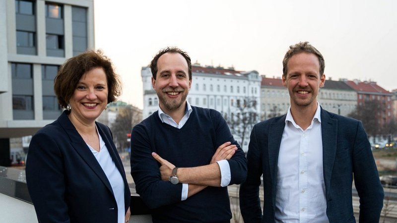 Ein Gruppenfoto mit Agnes Streissler-Führer, Nikolaus Griller und Matthias Reisinger, die 2021 als Vorstand der Stiftung für Wirtschaftsbildung bestellt wurden.