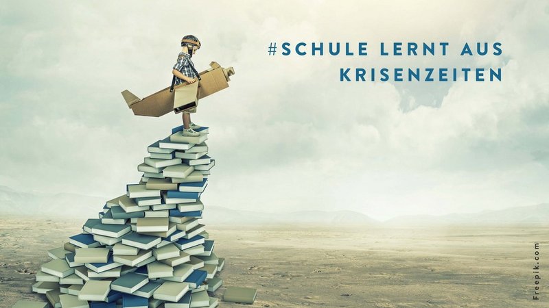Ein Kind steht in der Wüste auf einem Berg aus Büchern mit einem aus Karton selbstgebastelten Flugzeug und blickt zum Himmel. Das Sujet für unser Schwerpunkt thema Schule lernt aus Krisenzeiten.