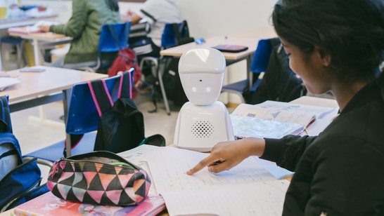Avatar AV1 im Klassenzimmer 3 Eine Schülerin bei der Gruppenarbeit mit einem Avatar.
