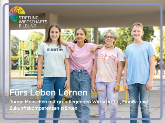 Vier Mächen stehen nebeneinander, darüber der Schriftzug "Lernen fürs Leben" und das Logo der Stiftung für Wirtschaftsbildung